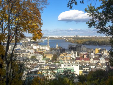 Güneşli bir günde Ukrayna 'nın başkenti Kiev' de. Tarihi mimari ve manzara manzaraları, Kyiv 'in doğası, sonbahar.