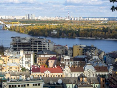 Güneşli bir günde Ukrayna 'nın başkenti Kiev' de. Tarihi mimari ve manzara manzaraları, Kyiv 'in doğası, sonbahar.