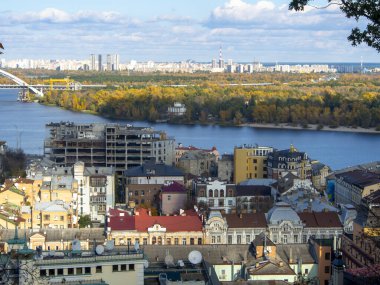 Güneşli bir günde Ukrayna 'nın başkenti Kiev' de. Tarihi mimari ve manzara manzaraları, Kyiv 'in doğası, sonbahar.