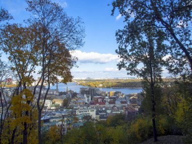 Güneşli bir günde Ukrayna 'nın başkenti Kiev' de. Tarihi mimari ve manzara manzaraları, Kyiv 'in doğası, sonbahar.