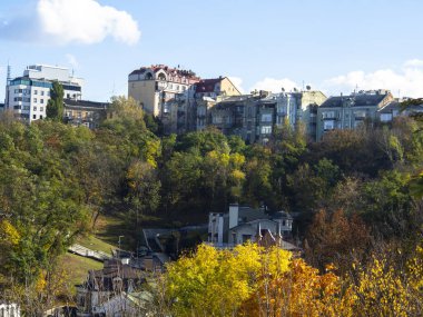 Güneşli bir günde Ukrayna 'nın başkenti Kiev' de. Tarihi mimari ve manzara manzaraları, Kyiv 'in doğası, sonbahar.