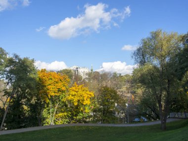 Güneşli bir günde Ukrayna 'nın başkenti Kiev' de. Tarihi mimari ve manzara manzaraları, Kyiv 'in doğası, sonbahar.