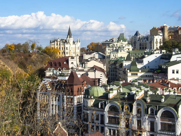 Güneşli bir günde Ukrayna 'nın başkenti Kiev' de. Tarihi mimari ve manzara manzaraları, Kyiv 'in doğası, sonbahar.