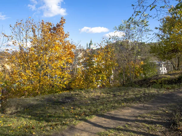 Güneşli bir günde Ukrayna 'nın başkenti Kiev' de. Tarihi mimari ve manzara manzaraları, Kyiv 'in doğası, sonbahar.