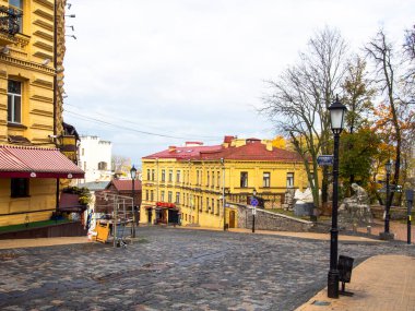 Sonbaharda Ukrayna 'nın başkenti Kyiv' de. Tarihi mimari ve manzara manzaraları, Kyiv 'in doğası. Şehir merkezinin eski caddeleri ve binaları. Güzel Avrupa kenti.