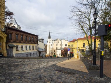 Sonbaharda Ukrayna 'nın başkenti Kyiv' de. Tarihi mimari ve manzara manzaraları, Kyiv 'in doğası. Şehir merkezinin eski caddeleri ve binaları. Güzel Avrupa kenti.
