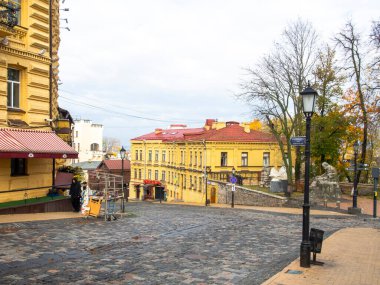 Sonbaharda Ukrayna 'nın başkenti Kyiv' de. Tarihi mimari ve manzara manzaraları, Kyiv 'in doğası. Şehir merkezinin eski caddeleri ve binaları. Güzel Avrupa kenti.