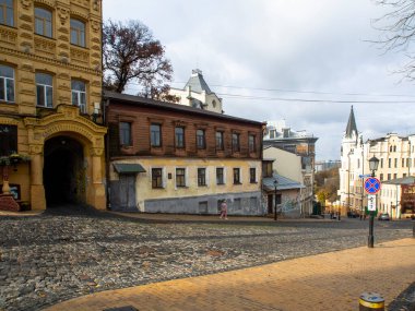 Sonbaharda Ukrayna 'nın başkenti Kyiv' de. Tarihi mimari ve manzara manzaraları, Kyiv 'in doğası. Şehir merkezinin eski caddeleri ve binaları. Güzel Avrupa kenti.