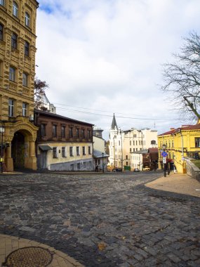 Sonbaharda Ukrayna 'nın başkenti Kyiv' de. Tarihi mimari ve manzara manzaraları, Kyiv 'in doğası. Şehir merkezinin eski caddeleri ve binaları. Güzel Avrupa kenti.