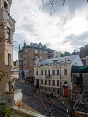 Sonbaharda Ukrayna 'nın başkenti Kyiv' de. Tarihi mimari ve manzara manzaraları, Kyiv 'in doğası. Şehir merkezinin eski caddeleri ve binaları. Güzel Avrupa kenti.