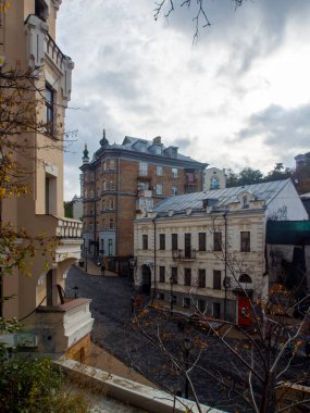 Sonbaharda Ukrayna 'nın başkenti Kyiv' de. Tarihi mimari ve manzara manzaraları, Kyiv 'in doğası. Şehir merkezinin eski caddeleri ve binaları. Güzel Avrupa kenti.