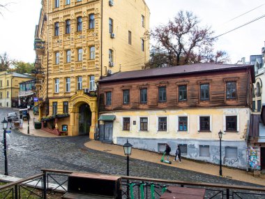 Sonbaharda Ukrayna 'nın başkenti Kyiv' de. Tarihi mimari ve manzara manzaraları, Kyiv 'in doğası. Şehir merkezinin eski caddeleri ve binaları. Güzel Avrupa kenti.