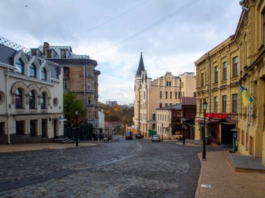 Sonbaharda Ukrayna 'nın başkenti Kyiv' de. Tarihi mimari ve manzara manzaraları, Kyiv 'in doğası. Şehir merkezinin eski caddeleri ve binaları. Güzel Avrupa kenti.