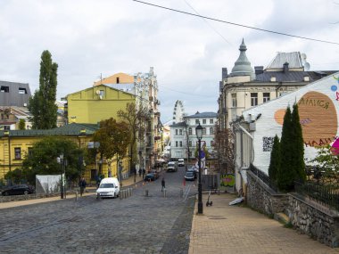 Sonbaharda Ukrayna 'nın başkenti Kyiv' de. Tarihi mimari ve manzara manzaraları, Kyiv 'in doğası. Şehir merkezinin eski caddeleri ve binaları. Güzel Avrupa kenti.