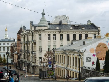 Sonbaharda Ukrayna 'nın başkenti Kyiv' de. Tarihi mimari ve manzara manzaraları, Kyiv 'in doğası. Şehir merkezinin eski caddeleri ve binaları. Güzel Avrupa kenti.