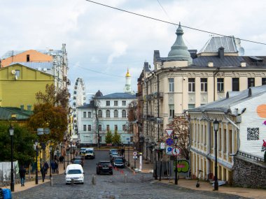 Sonbaharda Ukrayna 'nın başkenti Kyiv' de. Tarihi mimari ve manzara manzaraları, Kyiv 'in doğası. Şehir merkezinin eski caddeleri ve binaları. Güzel Avrupa kenti.