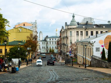 Sonbaharda Ukrayna 'nın başkenti Kyiv' de. Tarihi mimari ve manzara manzaraları, Kyiv 'in doğası. Şehir merkezinin eski caddeleri ve binaları. Güzel Avrupa kenti.
