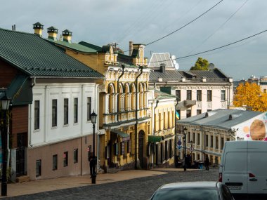 Sonbaharda Ukrayna 'nın başkenti Kyiv' de. Tarihi mimari ve manzara manzaraları, Kyiv 'in doğası. Şehir merkezinin eski caddeleri ve binaları. Güzel Avrupa kenti.
