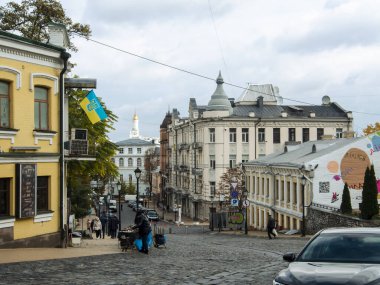 Sonbaharda Ukrayna 'nın başkenti Kyiv' de. Tarihi mimari ve manzara manzaraları, Kyiv 'in doğası. Şehir merkezinin eski caddeleri ve binaları. Güzel Avrupa kenti.