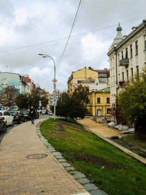 Sonbaharda Ukrayna 'nın başkenti Kyiv' de. Tarihi mimari ve manzara manzaraları, Kyiv 'in doğası. Şehir merkezinin eski caddeleri ve binaları. Güzel Avrupa kenti.