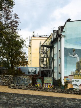 Sonbaharda Ukrayna 'nın başkenti Kyiv' de. Tarihi mimari ve manzara manzaraları, Kyiv 'in doğası. Şehir merkezinin eski caddeleri ve binaları. Güzel Avrupa kenti.
