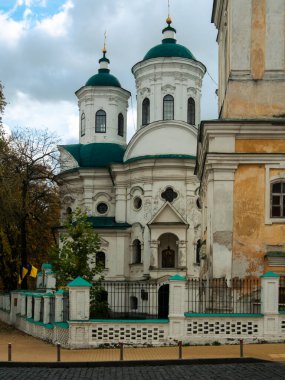 Sonbaharda Ukrayna 'nın başkenti Kyiv' de. Tarihi mimari ve manzara manzaraları, Kyiv 'in doğası. Şehir merkezinin eski caddeleri ve binaları. Güzel Avrupa kenti.
