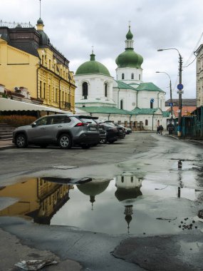 Sonbaharda Ukrayna 'nın başkenti Kyiv' de. Tarihi mimari ve manzara manzaraları, Kyiv 'in doğası. Şehir merkezinin eski caddeleri ve binaları. Güzel Avrupa kenti.