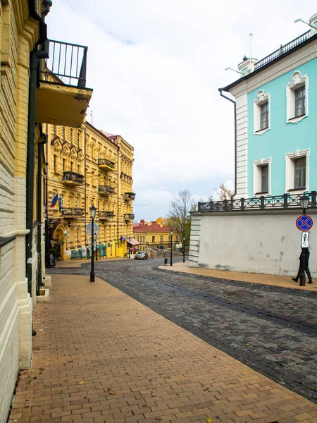 Sonbaharda Ukrayna 'nın başkenti Kyiv' de. Tarihi mimari ve manzara manzaraları, Kyiv 'in doğası. Şehir merkezinin eski caddeleri ve binaları. Güzel Avrupa kenti.