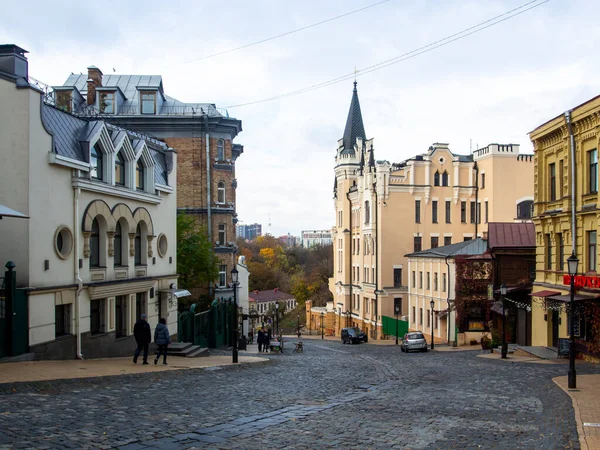 Sonbaharda Ukrayna 'nın başkenti Kyiv' de. Tarihi mimari ve manzara manzaraları, Kyiv 'in doğası. Şehir merkezinin eski caddeleri ve binaları. Güzel Avrupa kenti.