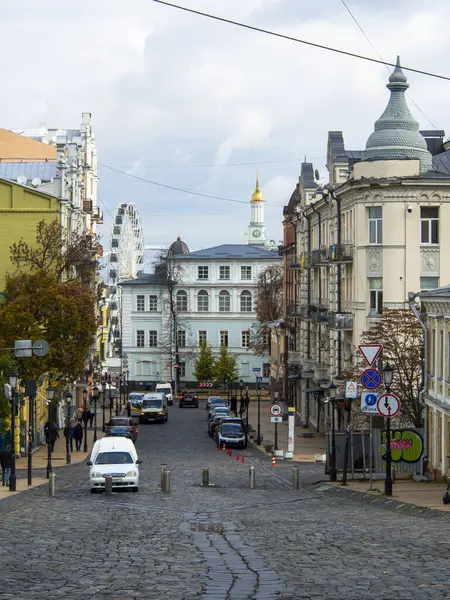 Sonbaharda Ukrayna 'nın başkenti Kyiv' de. Tarihi mimari ve manzara manzaraları, Kyiv 'in doğası. Şehir merkezinin eski caddeleri ve binaları. Güzel Avrupa kenti.