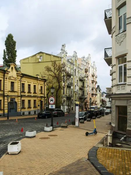 Sonbaharda Ukrayna 'nın başkenti Kyiv' de. Tarihi mimari ve manzara manzaraları, Kyiv 'in doğası. Şehir merkezinin eski caddeleri ve binaları. Güzel Avrupa kenti.