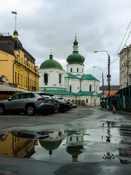 Sonbaharda Ukrayna 'nın başkenti Kyiv' de. Tarihi mimari ve manzara manzaraları, Kyiv 'in doğası. Şehir merkezinin eski caddeleri ve binaları. Güzel Avrupa kenti.