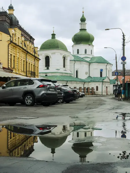 Sonbaharda Ukrayna 'nın başkenti Kyiv' de. Tarihi mimari ve manzara manzaraları, Kyiv 'in doğası. Şehir merkezinin eski caddeleri ve binaları. Güzel Avrupa kenti.