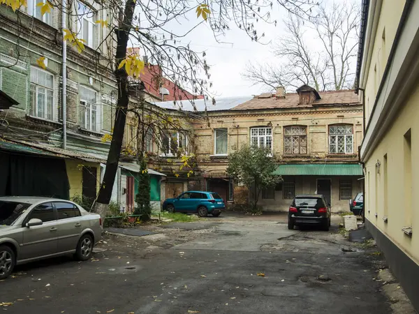 Sonbaharda Ukrayna 'nın başkenti Kyiv' de. Tarihi mimari ve manzara manzaraları, Kyiv 'in doğası. Şehir merkezinin eski caddeleri ve binaları. Güzel Avrupa kenti.