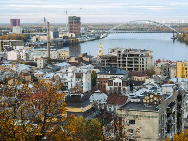 Sonbaharda Ukrayna 'nın başkenti Kyiv' de. Tarihi mimari ve manzara manzaraları, Kyiv 'in doğası. Şehir merkezinin eski caddeleri ve binaları.