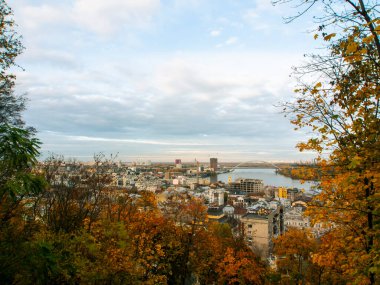 Sonbaharda Ukrayna 'nın başkenti Kyiv' de. Tarihi mimari ve manzara manzaraları, Kyiv 'in doğası. Şehir merkezinde Dnipro nehri ve sarı ağaçlar.