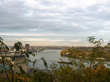 Sonbaharda Ukrayna 'nın başkenti Kyiv' de. Tarihi mimari ve manzara manzaraları, Kyiv 'in doğası. Şehir merkezinde Dnipro nehri ve sarı ağaçlar.