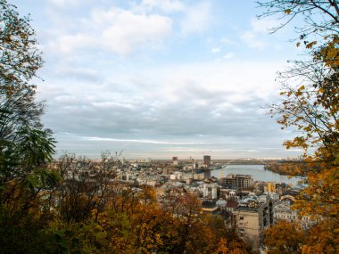 Sonbaharda Ukrayna 'nın başkenti Kyiv' de. Tarihi mimari ve manzara manzaraları, Kyiv 'in doğası. Şehir merkezinde Dnipro nehri ve sarı ağaçlar.