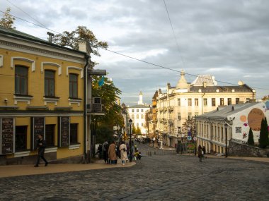 Sonbaharda Ukrayna 'nın başkenti Kyiv' de. Tarihi mimari ve manzara manzaraları, Kyiv 'in doğası. Şehir merkezinin eski caddeleri ve binaları.