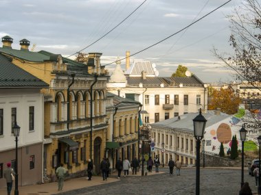 Sonbaharda Ukrayna 'nın başkenti Kyiv' de. Tarihi mimari ve manzara manzaraları, Kyiv 'in doğası. Şehir merkezinin eski caddeleri ve binaları.