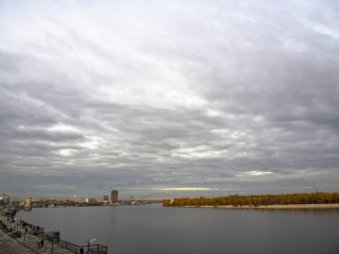 Dnipro Nehri manzarası ve şehir merkezindeki sarı ağaçlar. Tarihi mimari ve manzara, Kyiv 'in doğası. Sonbaharda Ukrayna 'nın başkenti Kyiv' de. Güzel gökyüzü.