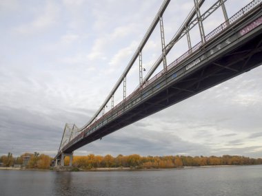 Sonbaharda Ukrayna 'nın başkenti Kyiv' de. Tarihi mimari ve manzara manzaraları, Kyiv 'in doğası. Şehir merkezinde Dnipro nehri ve köprüsü.