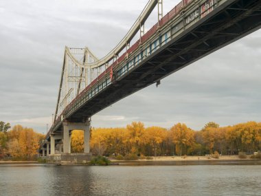 Sonbaharda Ukrayna 'nın başkenti Kyiv' de. Tarihi mimari ve manzara manzaraları, Kyiv 'in doğası. Şehir merkezinde Dnipro nehri ve köprüsü.
