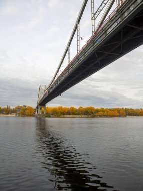 Sonbaharda Ukrayna 'nın başkenti Kyiv' de. Tarihi mimari ve manzara manzaraları, Kyiv 'in doğası. Şehir merkezinde Dnipro nehri ve köprüsü.