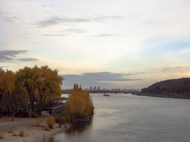 Sonbaharda Ukrayna 'nın başkenti Kyiv' de. Tarihi mimari ve manzara manzaraları, Kyiv 'in doğası. Şehir merkezinde Dnipro nehri ve sarı ağaçlar.