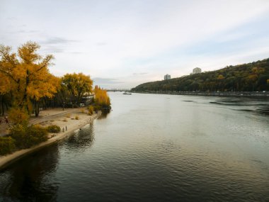 Sonbaharda Ukrayna 'nın başkenti Kyiv' de. Tarihi mimari ve manzara manzaraları, Kyiv 'in doğası. Şehir merkezinde Dnipro nehri ve sarı ağaçlar.