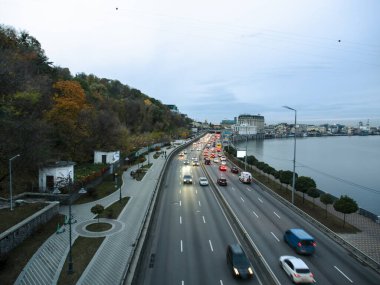 Sonbaharda Ukrayna 'nın başkenti Kyiv' de. Tarihi mimari ve manzara manzaraları, Kyiv 'in doğası. Şehir merkezinin eski caddeleri ve binaları.