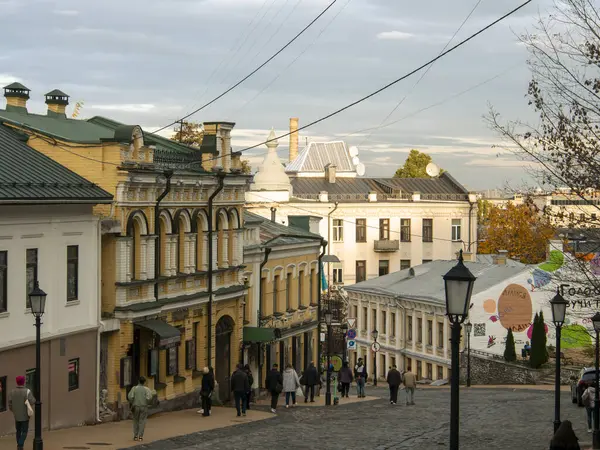 Sonbaharda Ukrayna 'nın başkenti Kyiv' de. Tarihi mimari ve manzara manzaraları, Kyiv 'in doğası. Şehir merkezinin eski caddeleri ve binaları.
