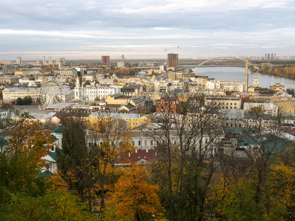 Sonbaharda Ukrayna 'nın başkenti Kyiv' de. Tarihi mimari ve manzara manzaraları, Kyiv 'in doğası. Şehir merkezinde Dnipro nehri ve sarı ağaçlar.