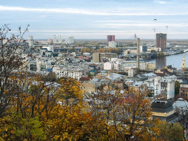 Sonbaharda Ukrayna 'nın başkenti Kyiv' de. Tarihi mimari ve manzara manzaraları, Kyiv 'in doğası. Şehir merkezinde Dnipro nehri ve sarı ağaçlar.